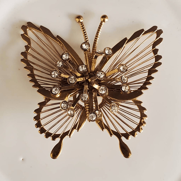 Vintage Monet Brooch Gold Tone Wire Wrap Wing Butterfly Pin With‎ Rhinestones - Picture 1 of 5
